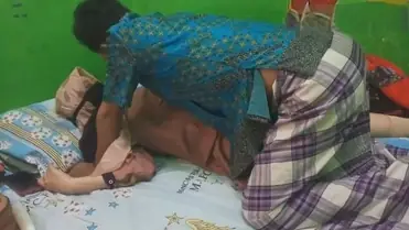 Membuat Tante Hijab Muncrat Basah Becek
